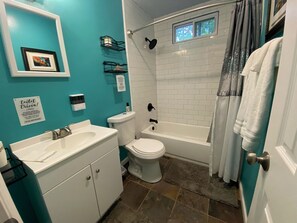 Dusche, umweltfreundliche Kosmetikartikel, Haartrockner, Bidet