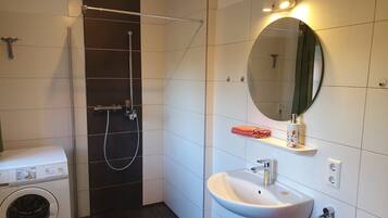 Dusche, Haartrockner, HandtĂŒcher, Seife