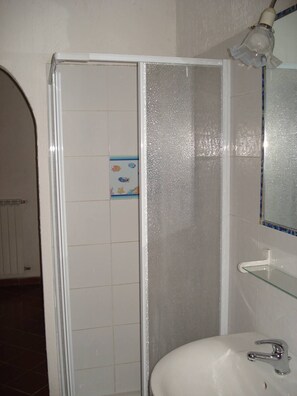 Bathroom - Four - Miguel Apartment with panoramic view, among olive trees, sea 15 km away (Villa Viani)