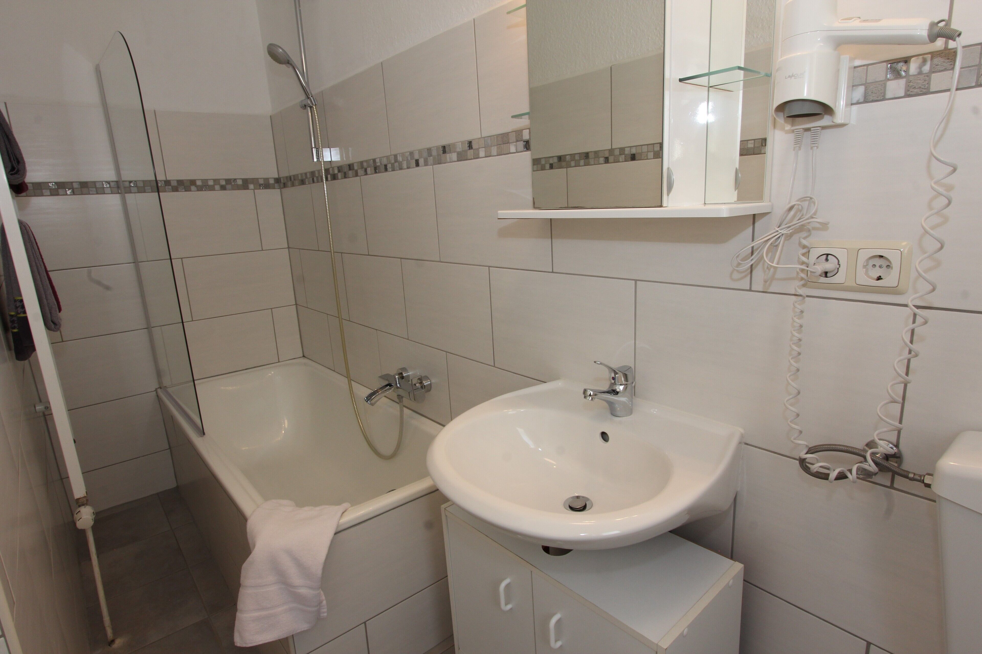 Romantisches Apartment, Nichtraucher, zum Garten hin | Badezimmer | Haartrockner, Hausschuhe, Handtücher