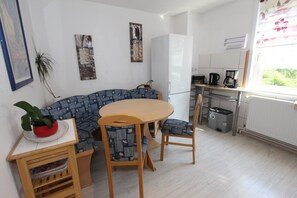 Departamento romántico, para no fumadores, en el área del jardín | Cocina privada | Refrigerador con congelador, horno y parrilla de estufa 
