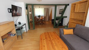 Leilighet – comfort | Oppholdsområde | En 80-centimeters smart-TV med kabel-kanaler samt TV og DVD-spiller