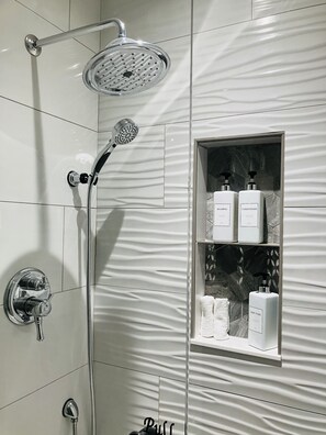 Dusche, Haartrockner, Handtücher, Seife