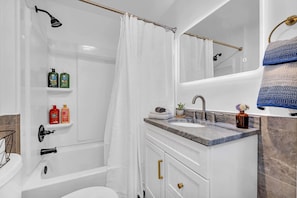 Shower, hair dryer, towels, soap - Newly renovated Cozy home with chef kitchen, pretty much fully stocked (Amelia)