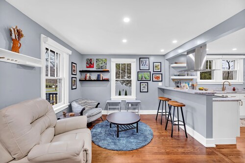 Newly renovated Cozy home with chef kitchen, pretty much fully stocked 