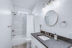 Secadora de cabello, toallas, jabón, shampoo