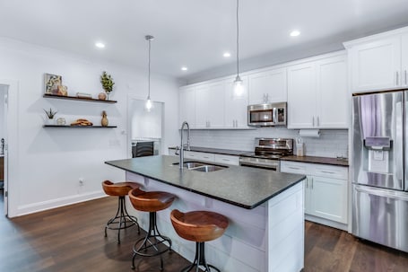Refrigerador, microondas, horno y parrilla de estufa . The Westchester - A modern bungalow 9-minute walk to downtown Ball Ground