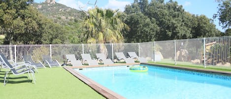 Una piscina al aire libre, una piscina climatizada