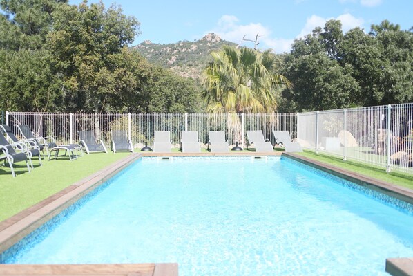 Outdoor pool, a heated pool - Quiet Villa n°2 near Porto Vecchio (Porto-Vecchio)