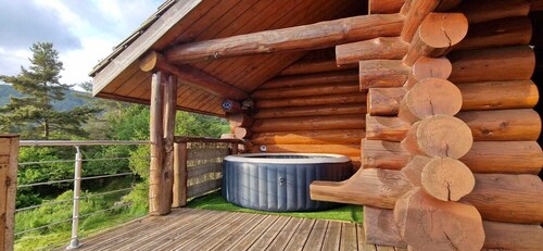 Traditional log cabin with Jacuzzi and wooded garden in the Cévennes