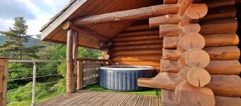 Traditional log cabin with Jacuzzi and wooded garden in the Cévennes