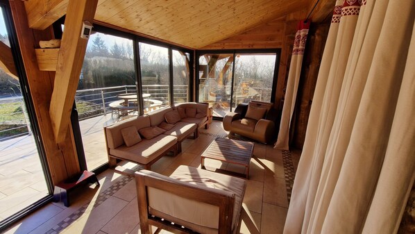TV, fireplace, video games, DVD player