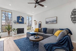 Una televisión, videojuegos, una oficina