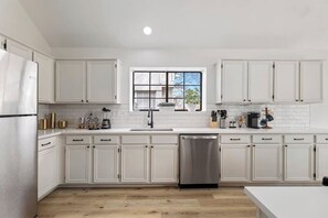 雪櫃、微波爐、焗爐、爐具