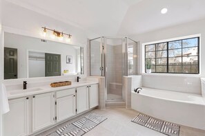 Douche, sèche-cheveux, serviettes fournies