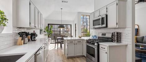 Refrigerador, microondas, horno y parrilla de estufa