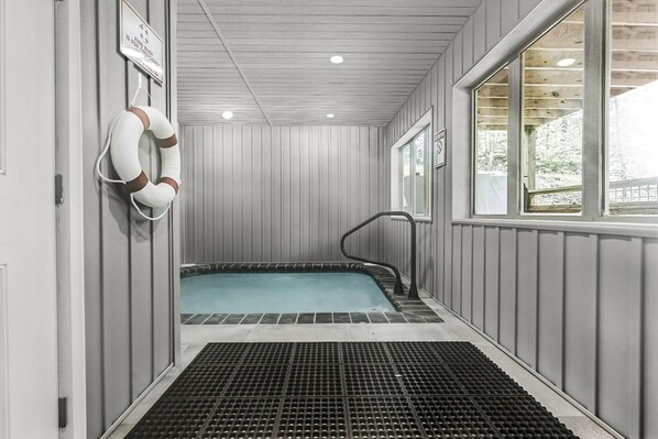 Una piscina techada, una piscina climatizada