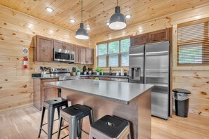 Fridge, microwave, oven, stovetop - New Sugarloaf Pool Cabin Hot Tub/Game Room/Min. from Smokys & Arts Center (Gatlinburg)