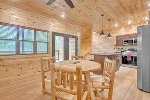 Dining - New Sugarloaf Pool Cabin Hot Tub/Game Room/Min. from Smokys & Arts Center (Gatlinburg)