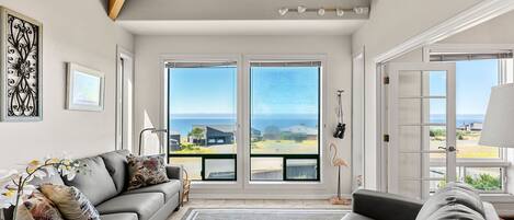 Een smart-tv, een open haard, een dvd-speler en boeken