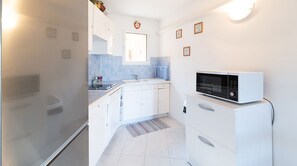 Réfrigérateur, micro-ondes, plaque de cuisson, lave-vaisselle