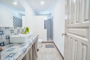 Een douche, een haardroger, handdoeken, zeep