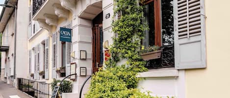 Vista frontal de la propiedad