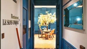 Un pasillo con un cartel que indica 'Hotel Galina' y 'Restaurant Le Sens Unique'.