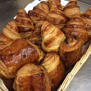 Déjeuner continental servi les fins de semaine (14 EUR par personne)