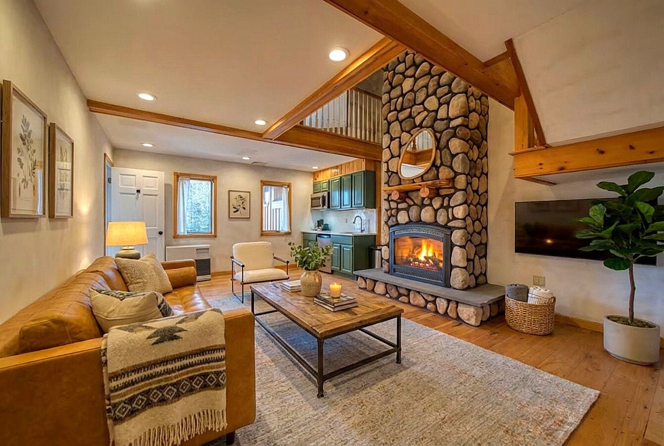 Luxury Duplex | Premium bedding, down comforters, memory foam beds, WiFi (free)
