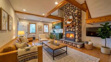 Luxury Duplex | Premium bedding, down comforters, memory foam beds, WiFi (free)