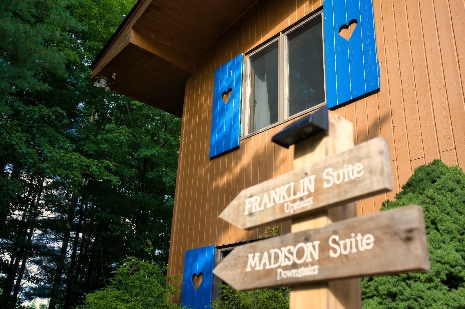 En bygning med to skilte der peger mod henholdsvis 'FRANKLIN Suite' og 'MADISON Suite'.