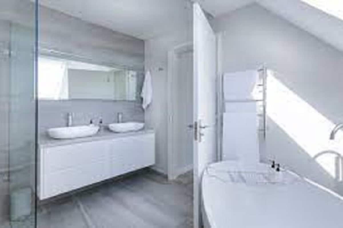 deluxe double or twin room | bathroom | separate bathtub and shower, designer toiletries, slippers, towels