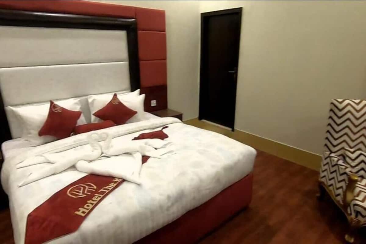 deluxe double or twin room | iron/ironing board, free wifi, bed sheets