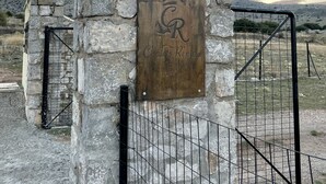 Una estructura de piedra con una placa de madera que dice "Chalet Renata Arachova".