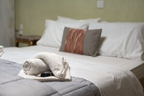 1 habitación, tabla de planchar con plancha y cuna de viaje 