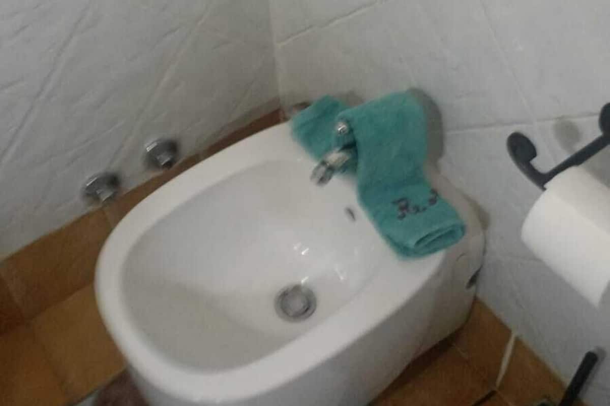 Habitación doble junior | Baño | Regadera, secadora de cabello, pantuflas, toallas