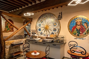Free daily buffet breakfast - Luxury Corte di Re Artu (Lucca)
