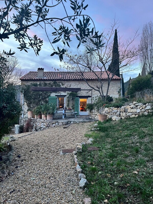Terrace/patio - Old farm restored in Provence 5 Bedrooms Swimming Pool Ideal for families! (Seillans)