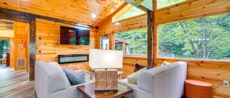 Een smart-tv en een open haard