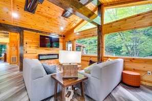 Smart TV, fireplace