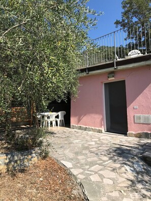 Outdoor dining - Cinque - Casetta Apartment with panoramic view, among the olive trees, sea 15 km (Villa Viani)