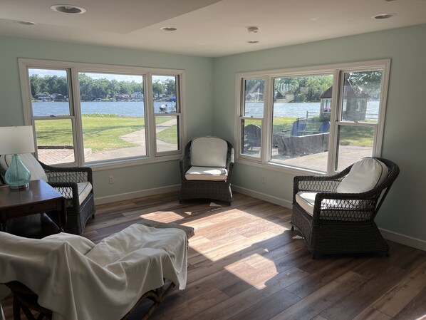 Smart-TV, Kamin, Videospiele, Tischfußball