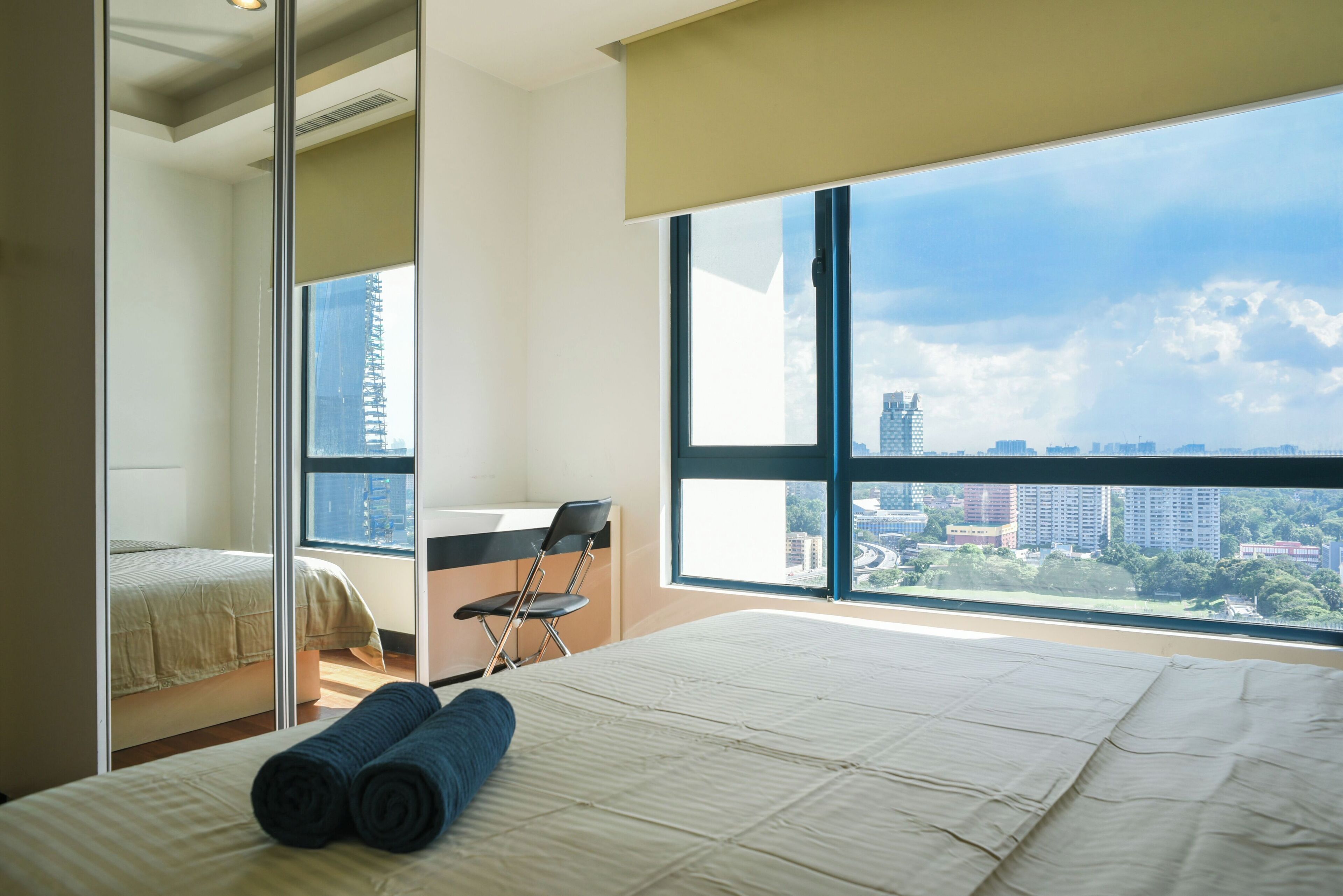 Meja kerja dan Wi-Fi gratis