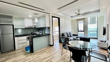 Een modern appartement met keuken, eethoek en woonruimte.
