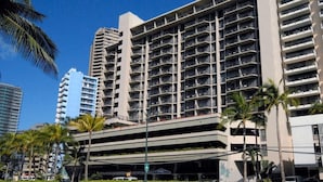 Ein mehrstöckiges Hotel mit moderner Architektur, mit Balkonen und einer Tiefgarage.