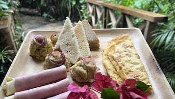 標準樹屋 | 房內用餐區