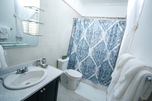 Dusj, håndklær, såpe og toalettpapir