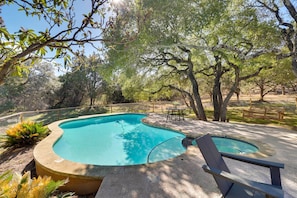 A heated pool - Shaded Getaway w/ BBQ & Fire Pit in Austin! (Austin)