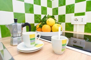 Microondas, cafetera/tetera, tetera/pava eléctrica, utensilios de cocina